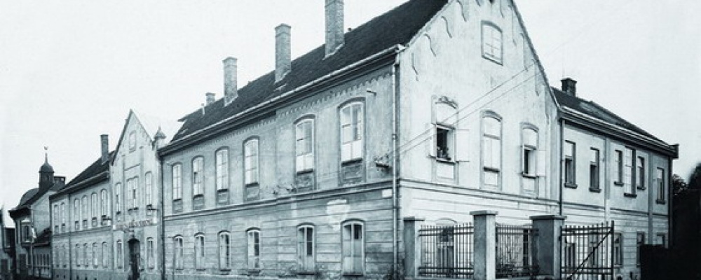 Rok 1908-1910 - Opraveny dvě koupelny, pořízena dvoje lázeňská kamna a sterilizátor vody, zakoupeno deset nových železných postelí, vlastní elektrické osvětlení budovy a rentgenový přístroj.